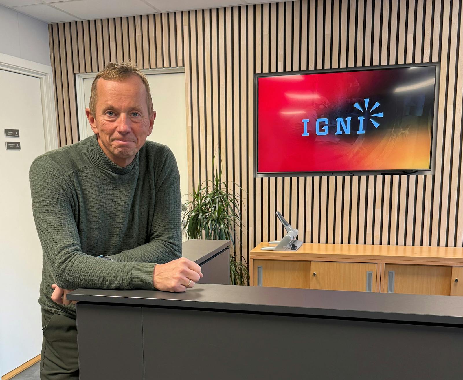 Lars Lindstad står i resepsjon hos Igni